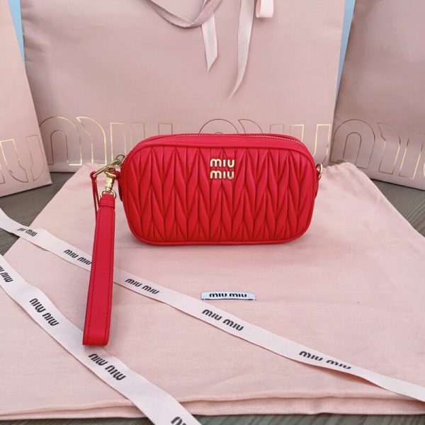 Miu Miu pochette rouge — réplique