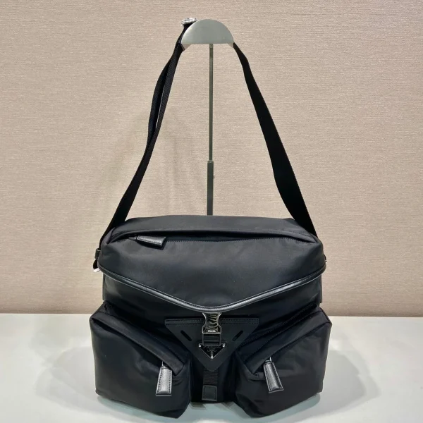 Sac bandoulière 29 en coloris noir RE-NYLON et cuir de veau bordures — réplique