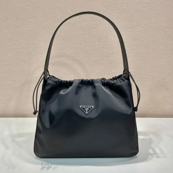 Sac grand format cordon coulissant 37 en coloris noir RE-NYLON — réplique