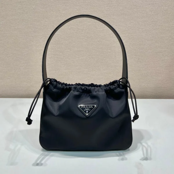 Sac petit format cordon coulissant 23 en coloris noir RE-NYLON — réplique