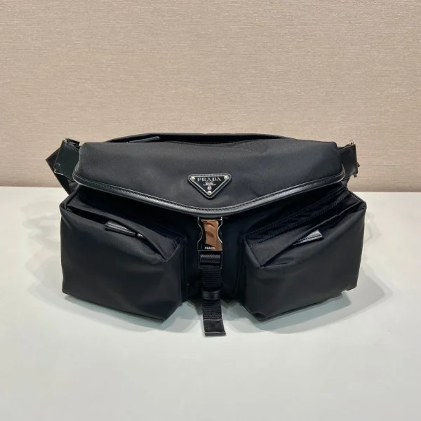 Sac ceinture 27 en coloris noir RE-NYLON — réplique