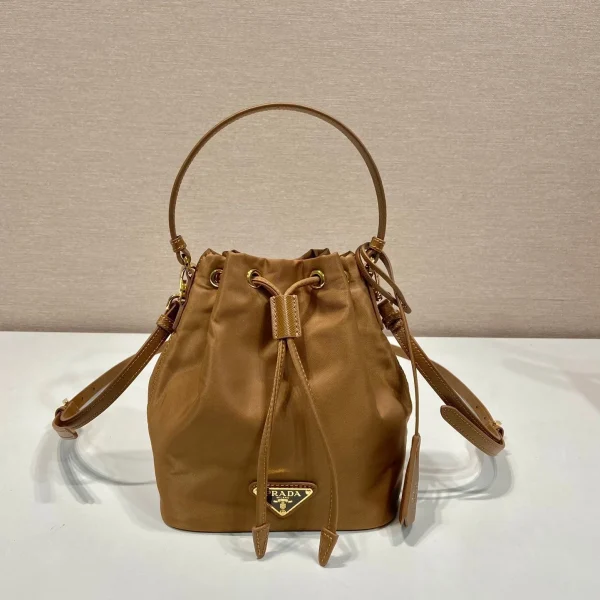 Sac seau 19 en coloris roux coloris marron RE-NYLON et cuir de veau anse — réplique