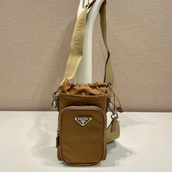 Sac téléphone 18 en SEPIA coloris marron RE-NYLON — réplique