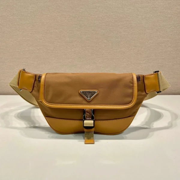 Sac ceinture 18 en SEPIA coloris marron RE-NYLON et cuir de veau bordures — réplique
