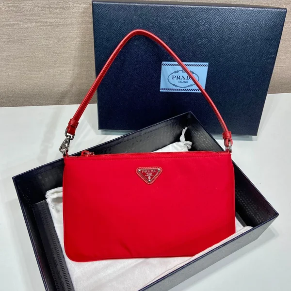 Sac porté épaule 24 avec triangle logo en PASSION coloris rouge RE-NYLON tissu — réplique