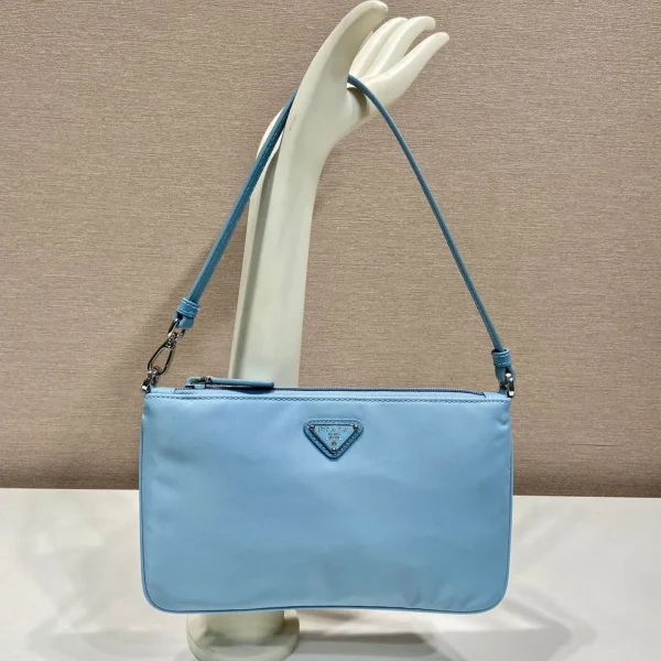 Sac porté épaule 24 avec triangle logo en SKY coloris bleu RE-NYLON tissu — réplique