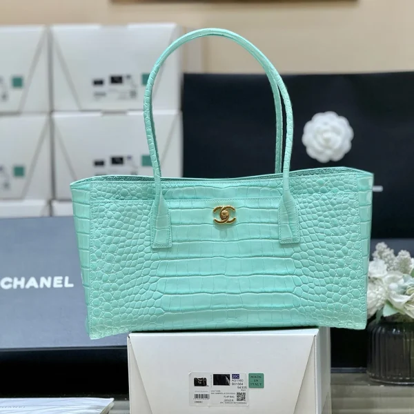 Cabas Chanel coloris menthe coloris vert effet crocodile embossé cuir de veau finitions dorées SS26 collection — réplique