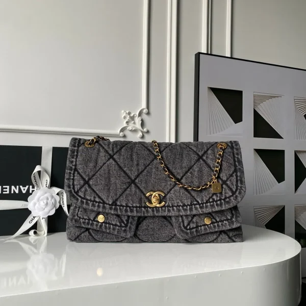 Modèle Chanel maxi Flapbag en délavé denim avec doré-teinte métal finitions — réplique