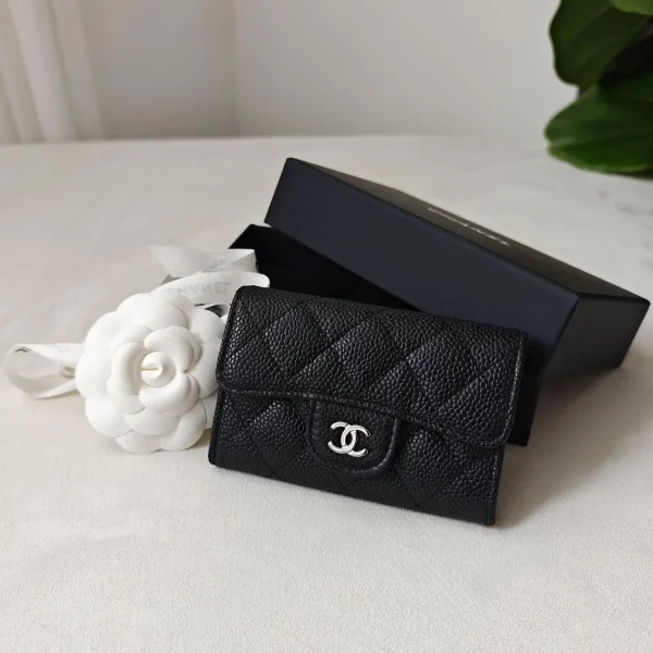 Portefeuille Chanel coloris noir avec finitions argentées — réplique
