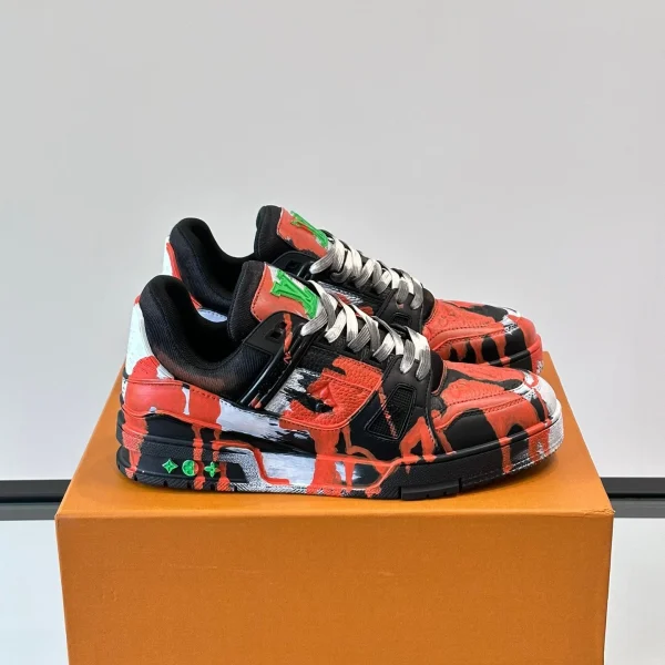 Baskets Louis Vuitton coloris noir coloris rouge peint cuir – pour homme — réplique