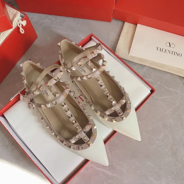 Ballerines Valentino coloris blanc cuir verni à clous – pour femme — réplique