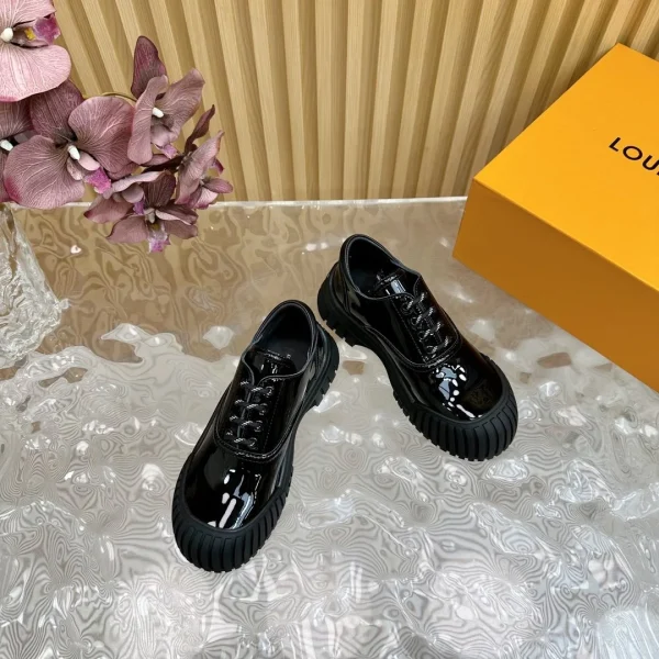 Baskets Louis Vuitton coloris noir cuir verni – pour femme — réplique