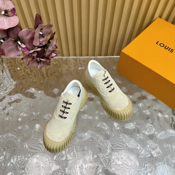 Baskets Louis Vuitton coloris beige daim décontracté – pour femme — réplique