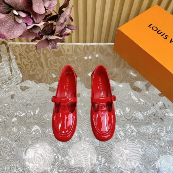 Mocassins Louis Vuitton coloris rouge cuir verni – pour femme — réplique