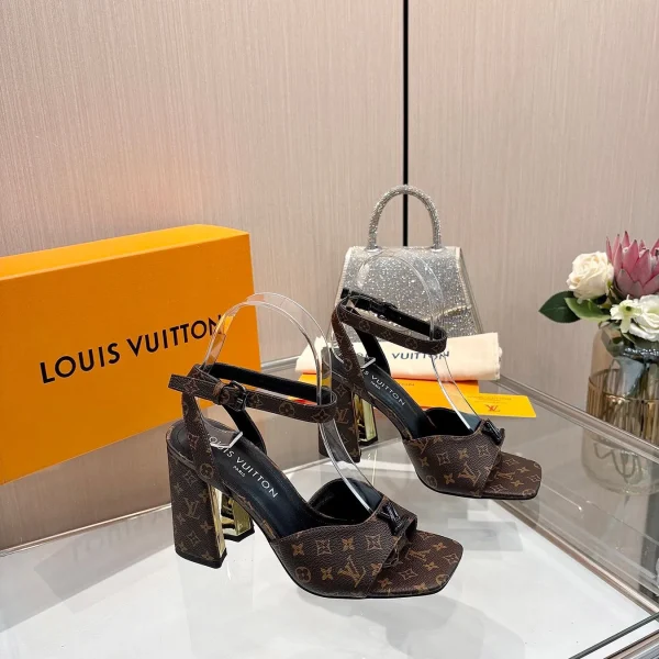 Chaussures à talon Louis Vuitton coloris marron Monogram toile – pour femme — réplique