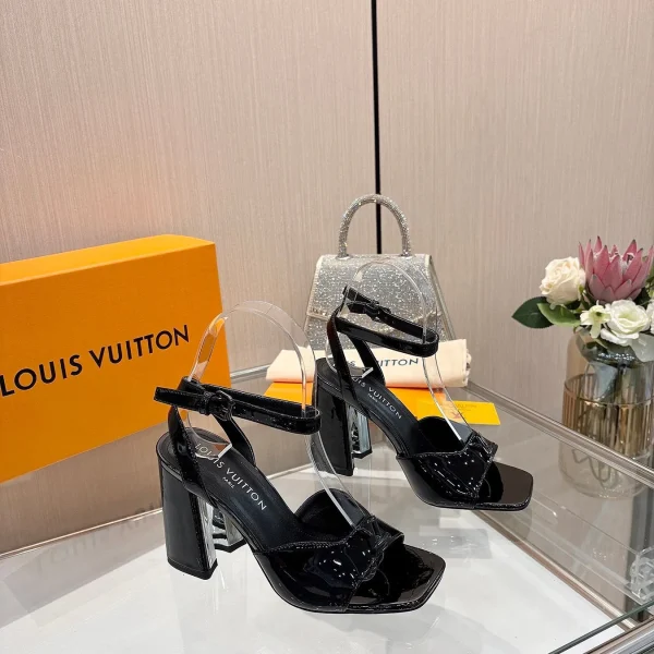 Chaussures à talon Louis Vuitton coloris noir cuir verni – pour femme — réplique