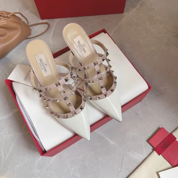 Mules Valentino coloris blanc cuir verni à clous – pour femme — réplique