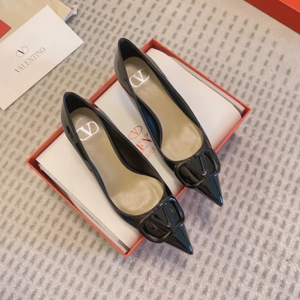 Escarpins Valentino coloris noir cuir verni – pour femme — réplique