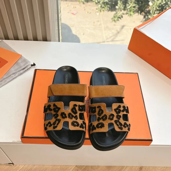Chaussons Hermès coloris camel daim imprimé léopard – pour femme — réplique
