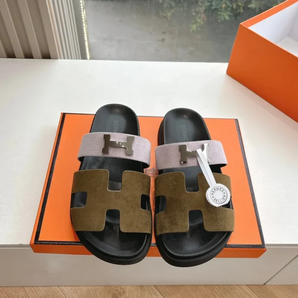 Sandales Hermès coloris rose et coloris olive daim – pour femme — réplique