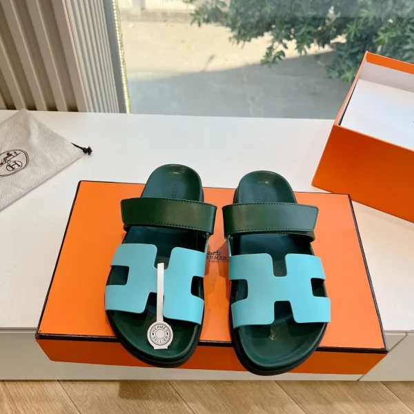 Sandales Hermès coloris vert cuir coloris bleu – pour femme — réplique