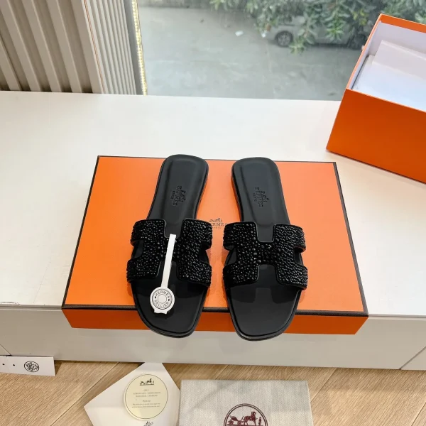 Chaussons Hermès coloris noir cuir orné – pour femme — réplique