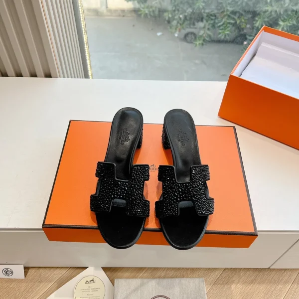 Mules Hermès coloris noir orné cuir – pour femme — réplique