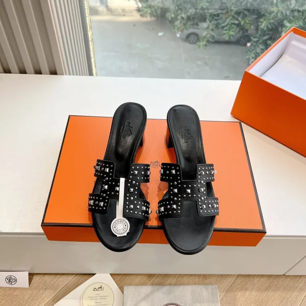 Mules Hermès coloris noir cuir à clous – pour femme — réplique