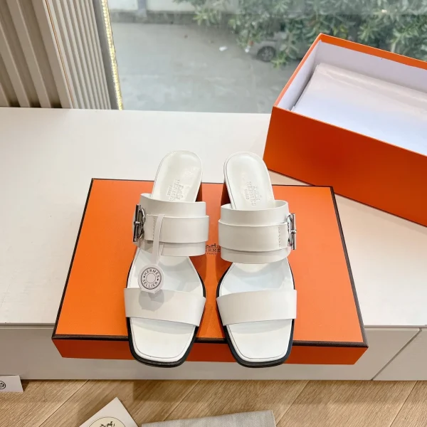 Sandales Hermès coloris blanc cuir boucle – pour femme — réplique