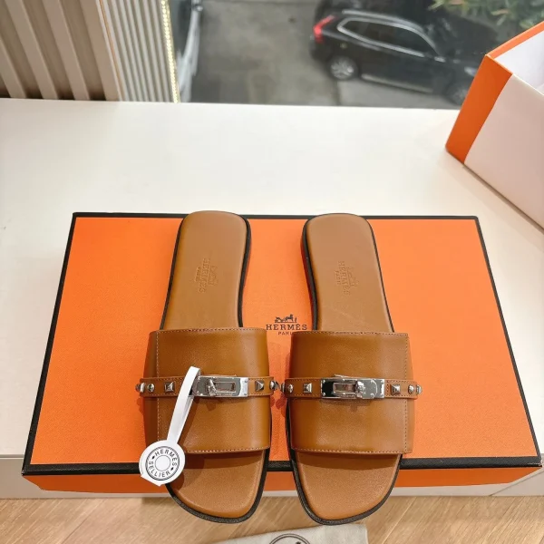 Sandales Hermès coloris marron cuir claquette – pour femme — réplique