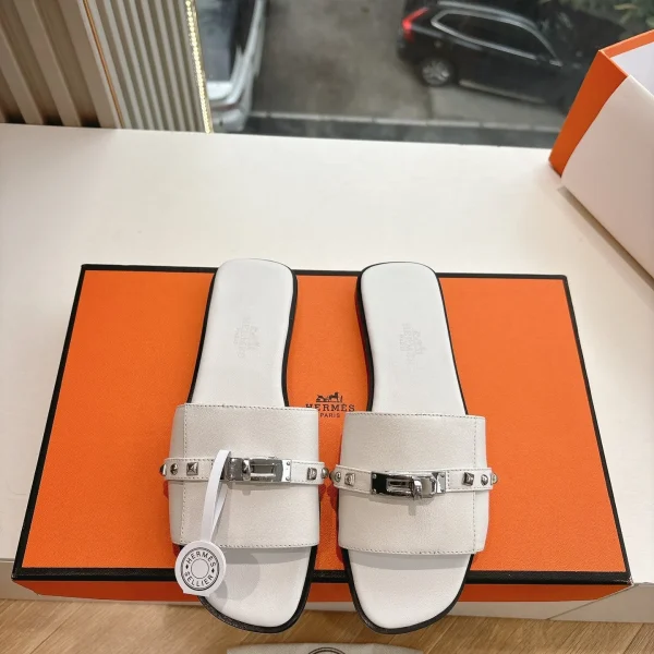 Sandales Hermès coloris blanc cuir claquette – pour femme — réplique