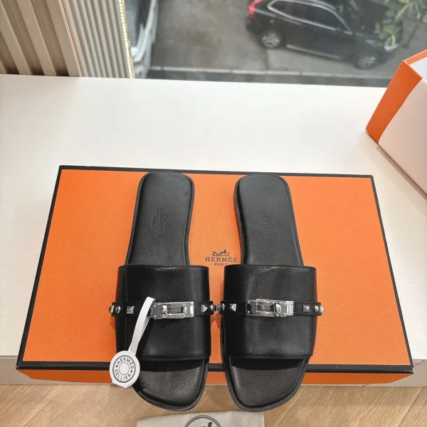 Sandales Hermès coloris noir cuir claquette – pour femme — réplique