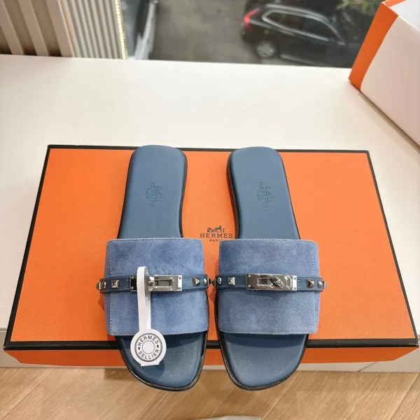 Sandales Hermès coloris bleu daim plat claquette – pour femme — réplique