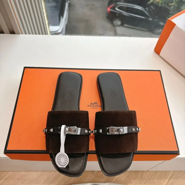 Mules Hermès coloris marron foncé daim bandoulière – pour femme — réplique