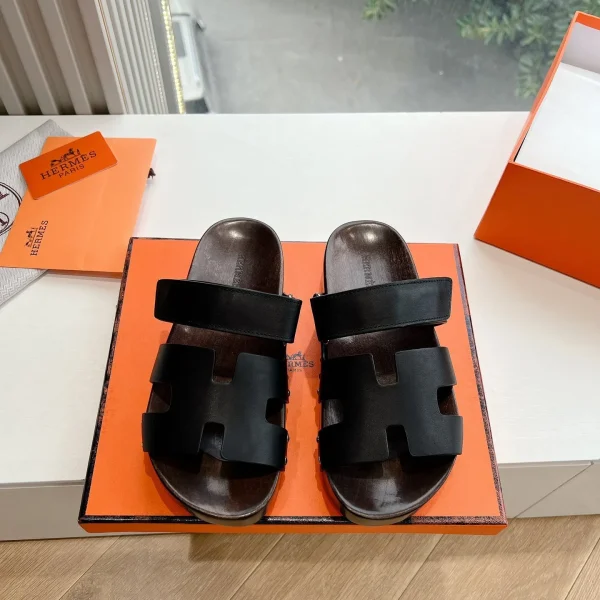 Sandales Hermès coloris noir cuir bandoulière – pour femme — réplique