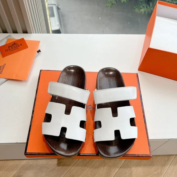 Sandales Hermès coloris blanc cuir bois semelle intérieure – pour femme — réplique