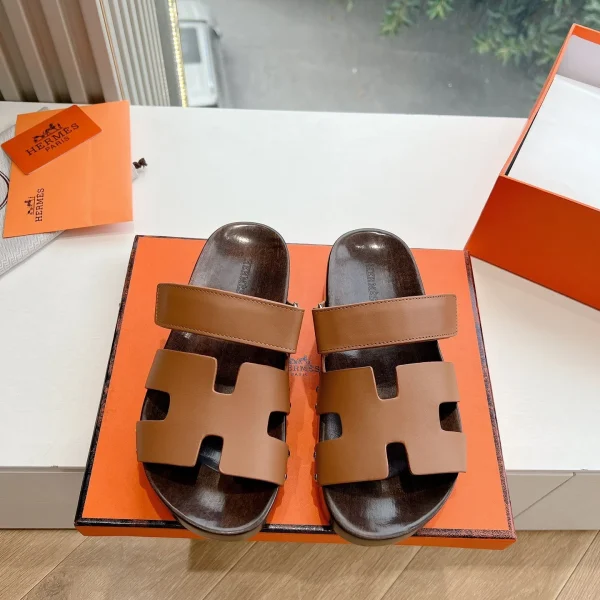 Sandales Hermès coloris marron cuir – pour femme — réplique