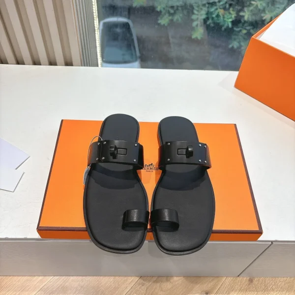 Mules Hermès coloris noir cuir bout Loop – pour femme — réplique