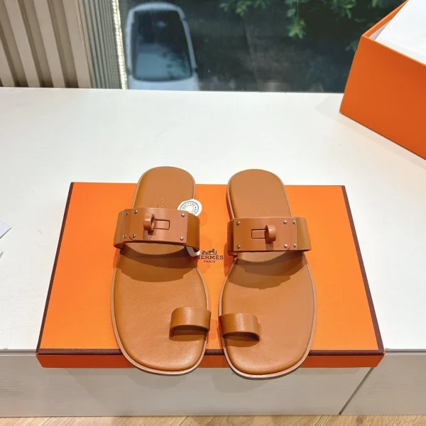 Sandales Hermès coloris camel cuir – pour femme — réplique