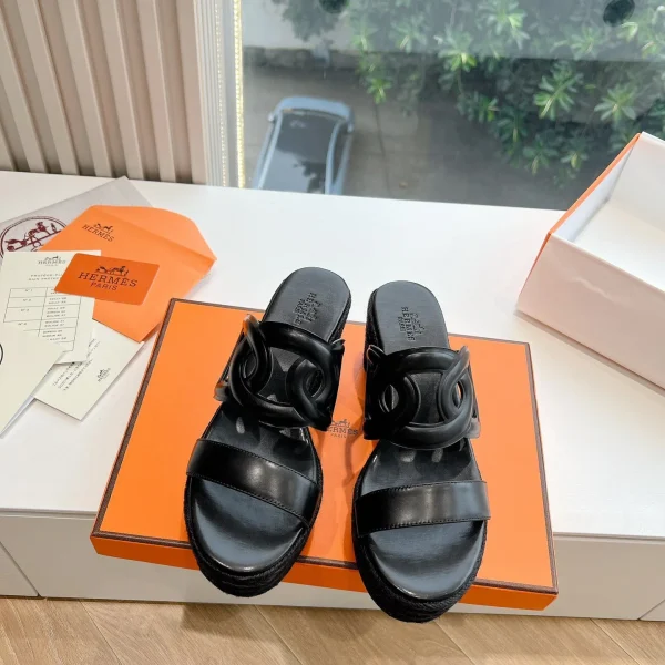 Sandales Hermès coloris noir cuir à enfiler-sur – pour femme — réplique