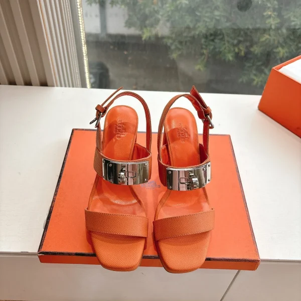 Sandales Hermès coloris orange cuir – pour femme — réplique