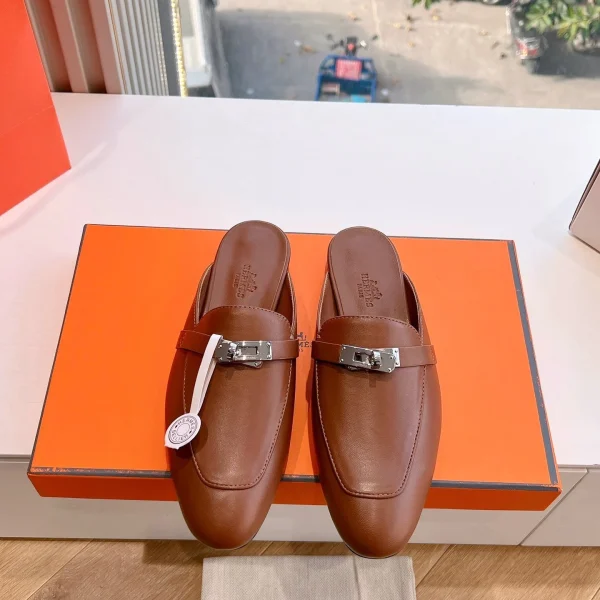 Mules Hermès coloris marron cuir à enfiler – pour femme — réplique