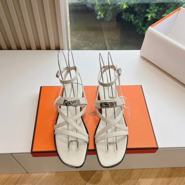 Sandales Hermès coloris blanc cuir à brides – pour femme — réplique