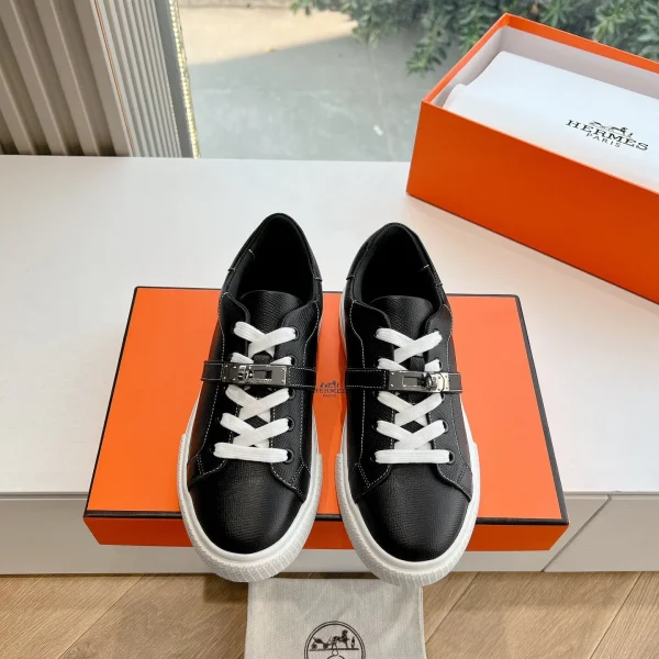 Baskets Hermès coloris noir cuir avec boucle bandoulière – pour femme — réplique