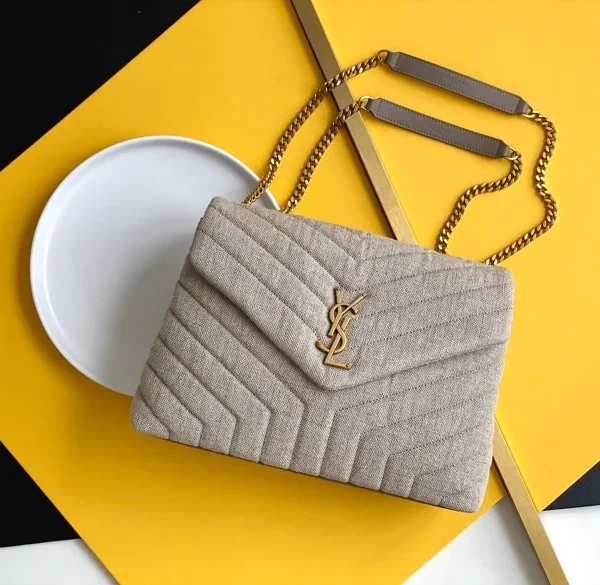 Modèle Saint Laurent coloris beige daim Y matelassé Monogram — réplique