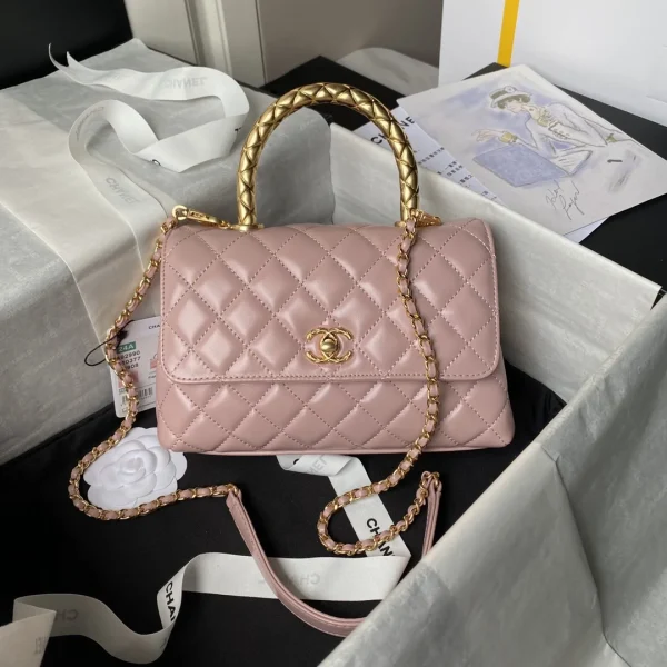 Sac Chanel 22B petit format rabat pierre chaîne poussière coloris rose — réplique