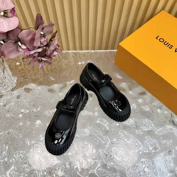 Mocassins Louis Vuitton coloris noir cuir verni Mary Jane – pour femme — réplique
