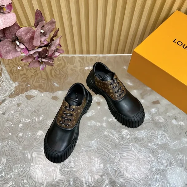 Baskets Louis Vuitton coloris noir cuir coloris marron à motif – pour femme — réplique