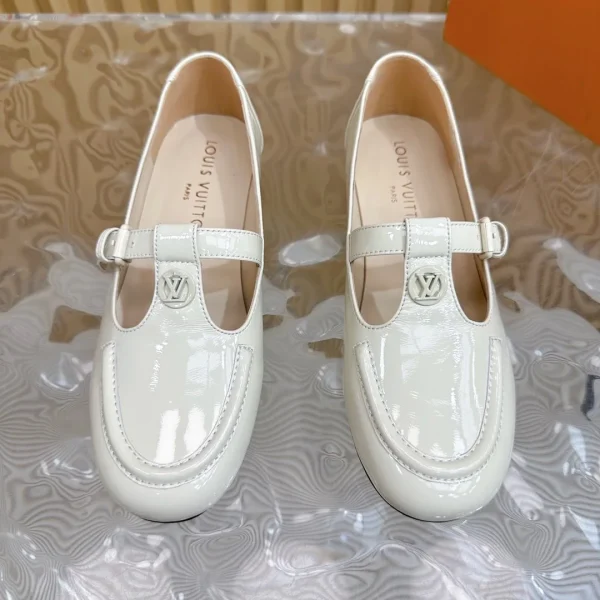 Mocassins Louis Vuitton coloris blanc cuir verni – pour femme — réplique