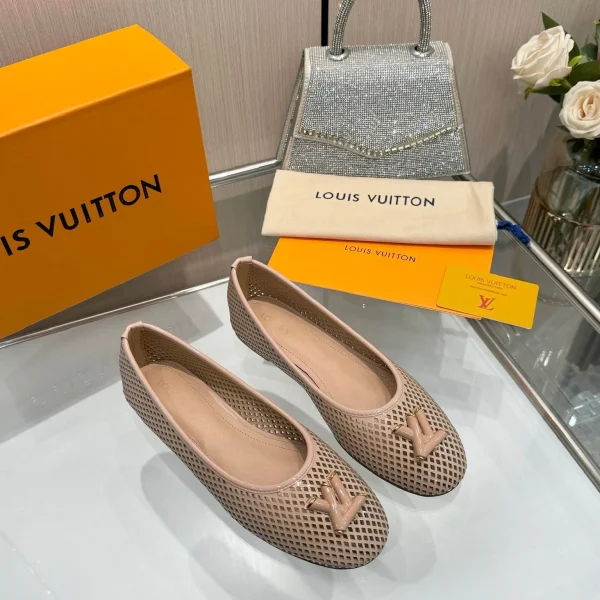 Ballerines Louis Vuitton coloris beige cuir verni – pour femme — réplique